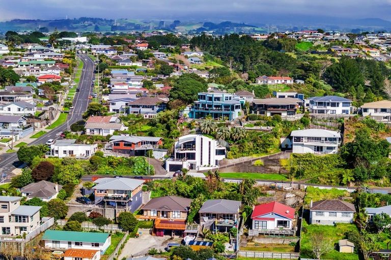 Photo of property in 5 Weston Street, Moturoa, New Plymouth, 4310