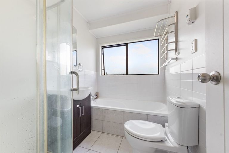 Photo of property in 21 Oreil Avenue, West Harbour, Auckland, 0618