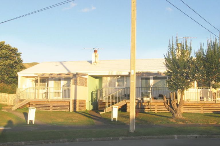 Photo of property in 16-21 Suffolk Place, Cannons Creek, Porirua, 5024