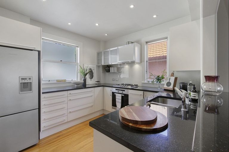 Photo of property in Inverleith Apartments, 3/306 Oriental Parade, Oriental Bay, Wellington, 6011