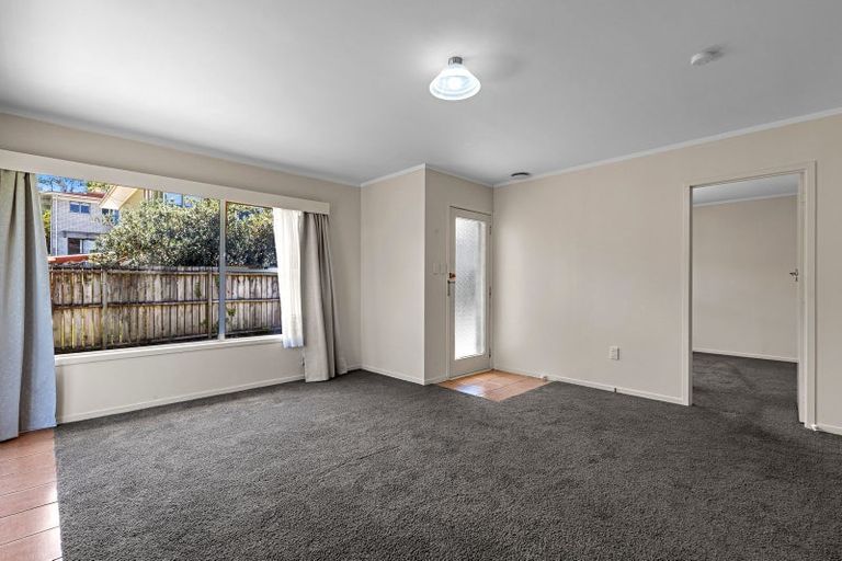 Photo of property in 2/16 Mannering Place, Hillcrest, Auckland, 0627