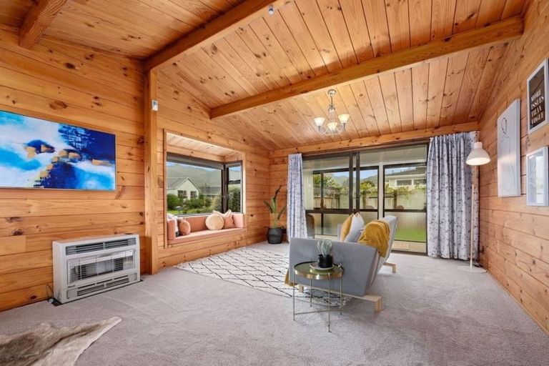 Photo of property in 10 Roband Crescent, Brown Owl, Upper Hutt, 5018