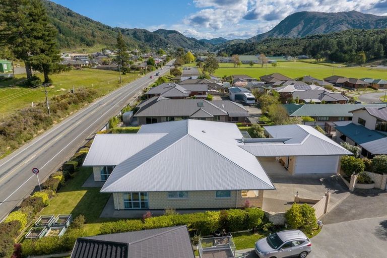 Photo of property in 12 Admiralty Place, Waikawa, Picton, 7220