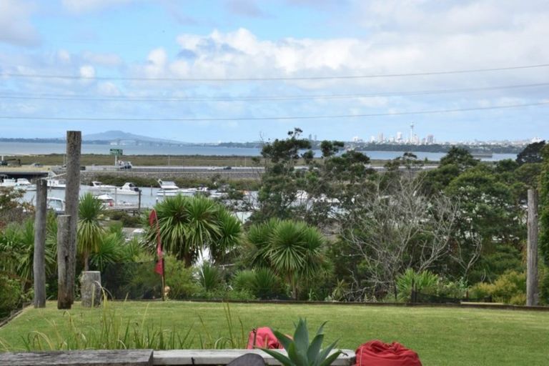 Photo of property in 42 Covil Avenue, Te Atatu South, Auckland, 0610