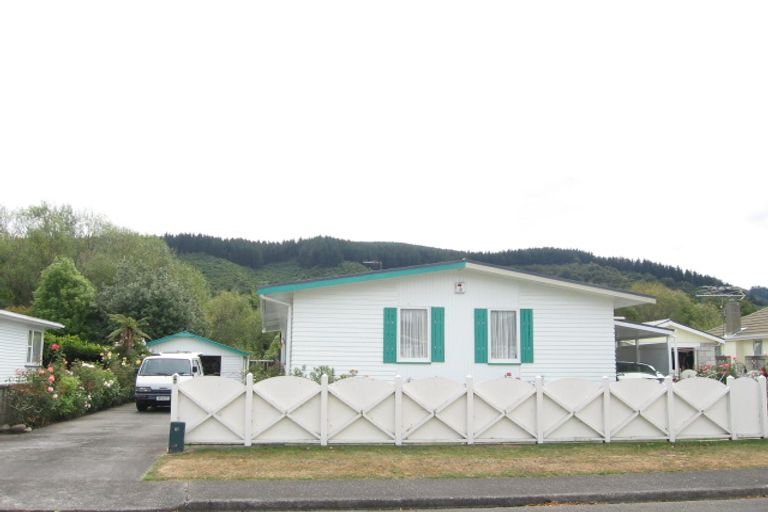 Photo of property in 52 Whirinaki Crescent, Heretaunga, Upper Hutt, 5018