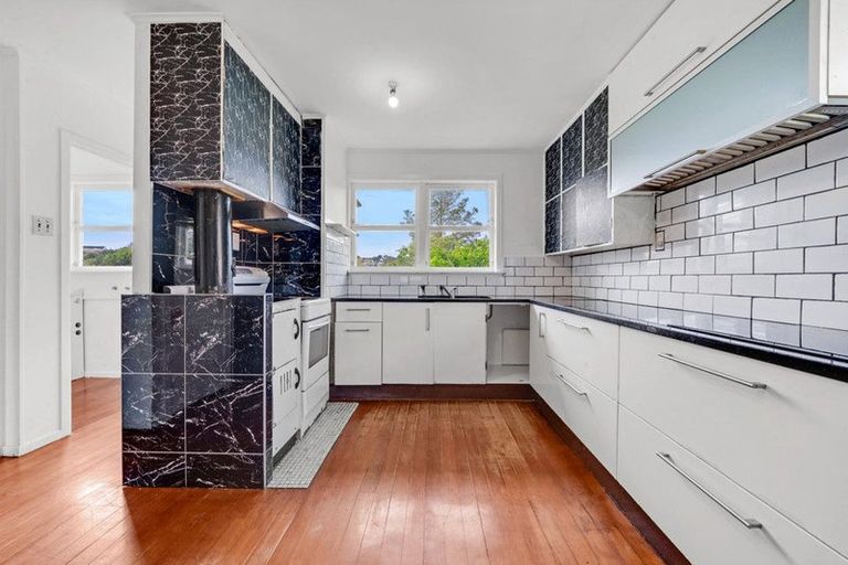Photo of property in 52 Seymour Road, Sunnyvale, Auckland, 0612