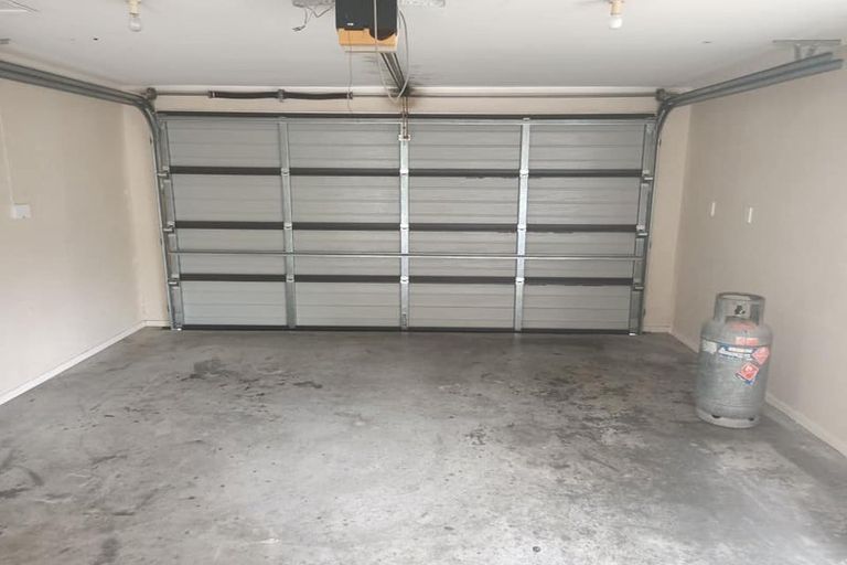 Photo of property in 10 Matilda Place, Weymouth, Auckland, 2103