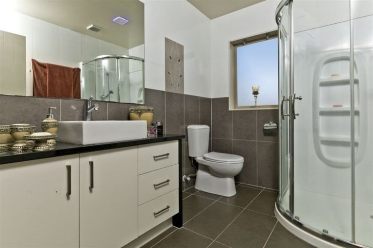 Photo of property in 1 Stow Place, Henderson, Auckland, 0612