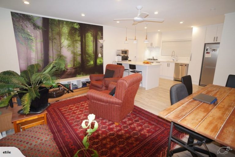 Photo of property in 2/4210a Great North Road, Glendene, Auckland, 0602