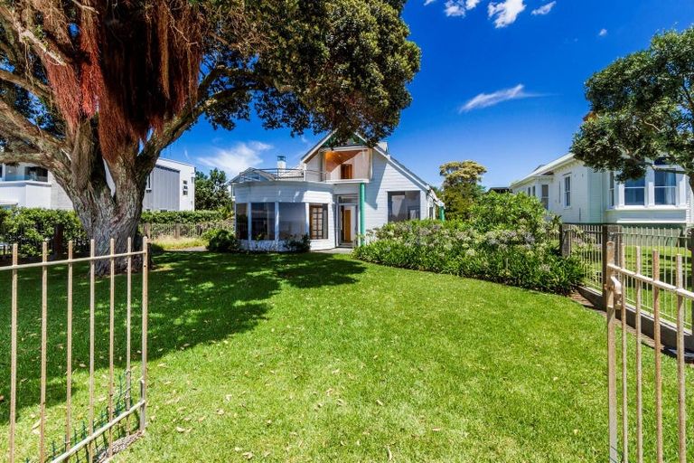 Photo of property in 30 Oxford Terrace, Coromandel, 3506