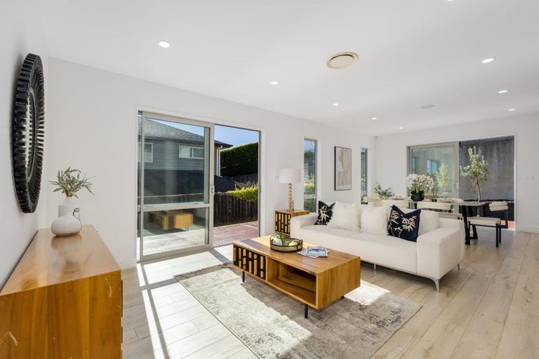 Photo of property in 10 Ian Gordon Lane, Orewa, 0931