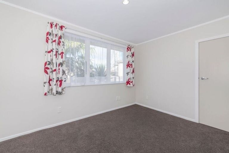 Photo of property in 37a Lincoln Park Avenue, Massey, Auckland, 0614