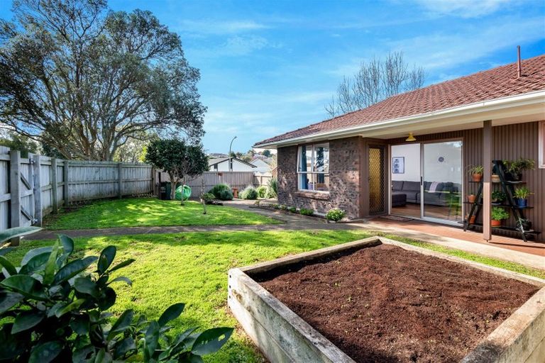 Photo of property in 1/3 Tyrian Close, Half Moon Bay, Auckland, 2012