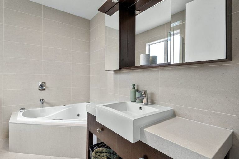 Photo of property in 76 Travis View Drive, Fairview Heights, Auckland, 0632