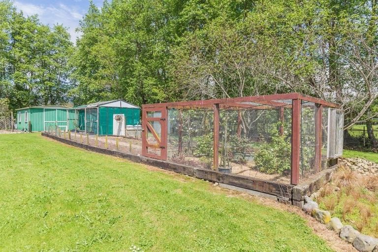 Photo of property in 370 Tararua Road, Levin, 5571