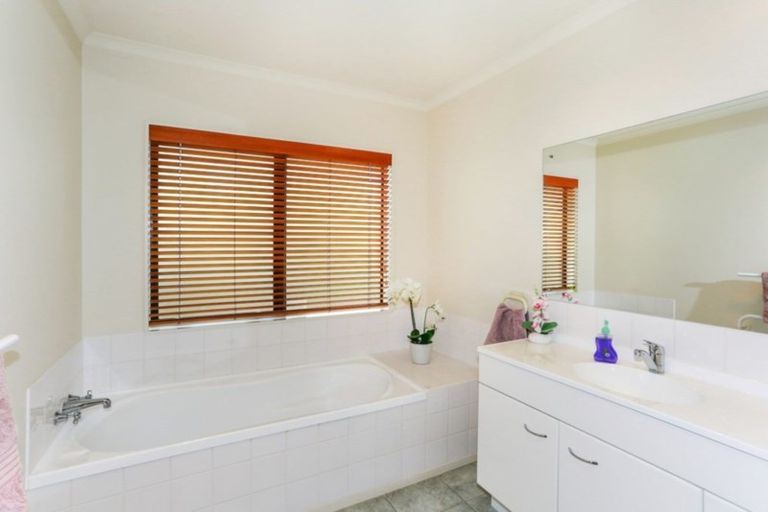 Photo of property in 16 Warriston Avenue, Waiuku, 2123