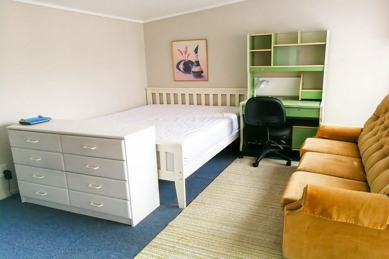 Photo of property in 1/56 Roberts Road, Glenfield, Auckland, 0629