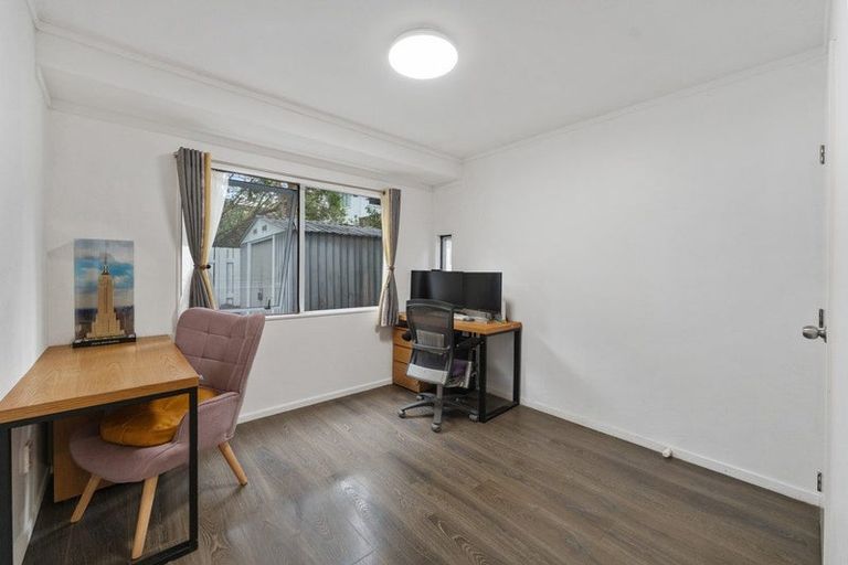 Photo of property in 33a Lilburn Crescent, Massey, Auckland, 0614