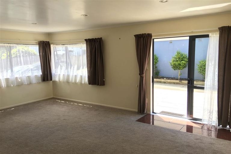 Photo of property in 79 Kemp Road, Massey, Auckland, 0614