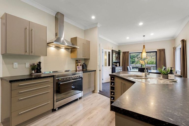 Photo of property in 17 Gifford Grove, Churton Park, Wellington, 6037