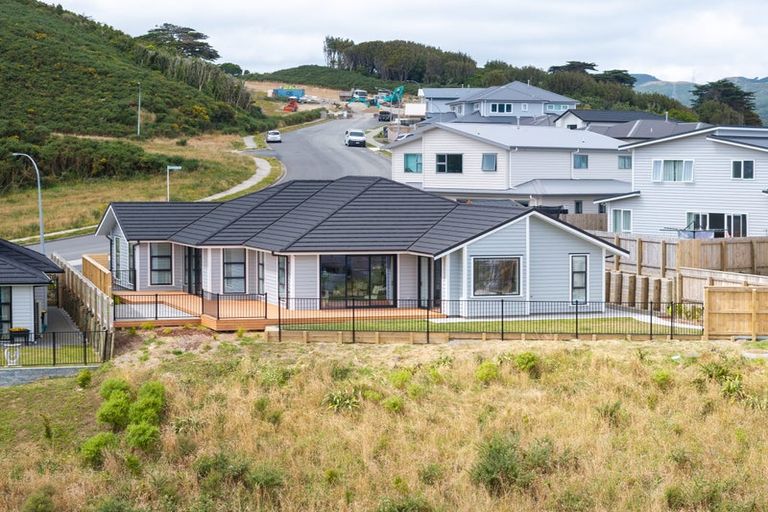 Photo of property in 54 Farnworth Terrace, Glenside, Wellington, 6037