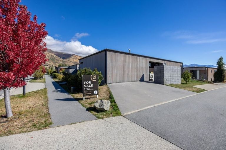 Photo of property in 18 Stackbrae Avenue, Wanaka, 9305