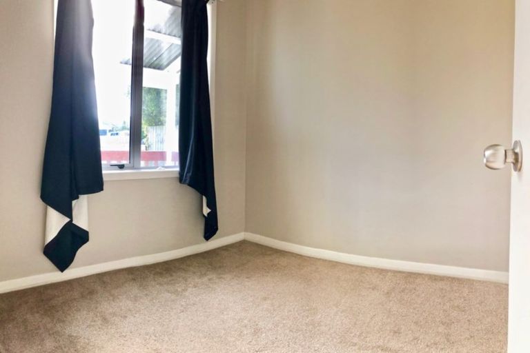 Photo of property in 18 Newington Road, Henderson, Auckland, 0612