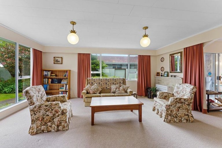 Photo of property in 11 Rewarewa Crescent, Waikanae, 5036