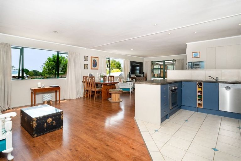 Photo of property in 137 Tawa Road, Kumeu, 0891