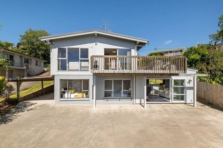 Photo of property in 9 Malters Place, Browns Bay, Auckland, 0630