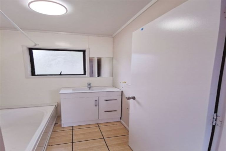 Photo of property in 2/13 Helicon Place, Totara Vale, Auckland, 0629