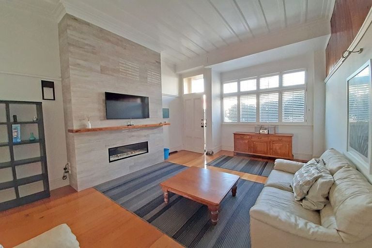 Photo of property in 2/24 Church Street, Devonport, Auckland, 0624