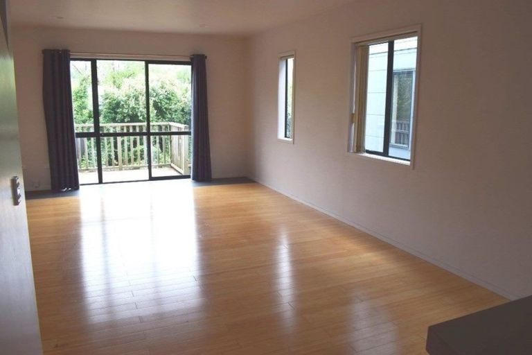 Photo of property in 10/10-26 John Jennings Drive, Oteha, Auckland, 0632