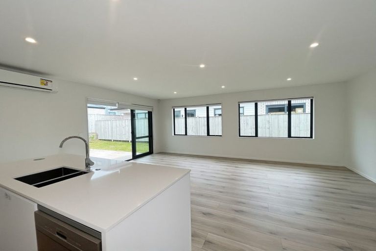 Photo of property in 6 Riria Crescent, Takanini, 2112