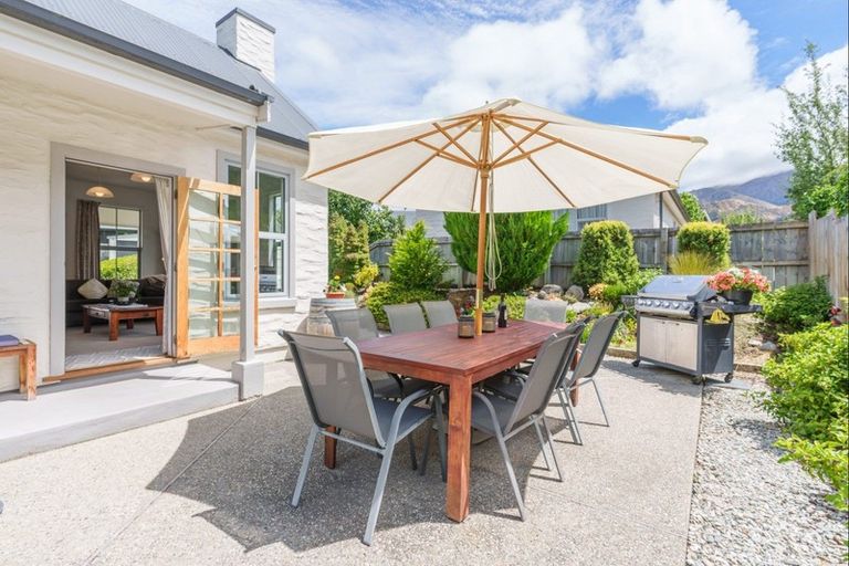 Photo of property in 12 Fletcher Way, Arrowtown, 9302