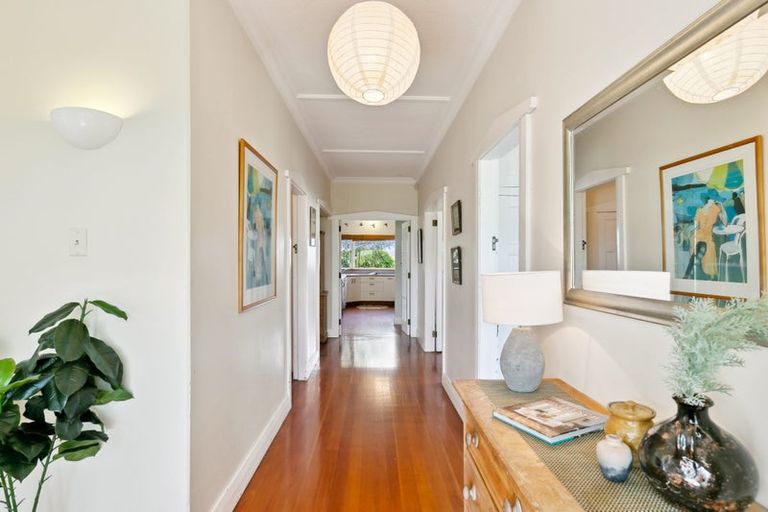 Photo of property in 102 Nevay Road, Karaka Bays, Wellington, 6022