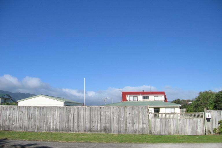 Photo of property in 1 Adrian Grove, Waikanae Beach, Waikanae, 5036