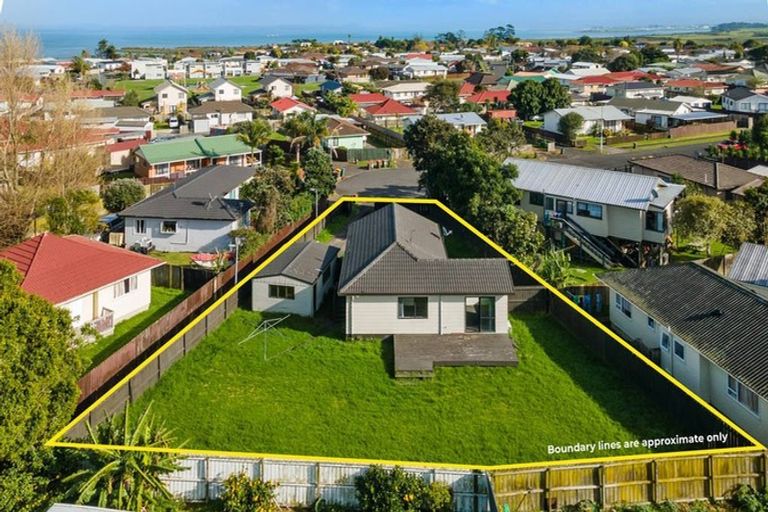 Photo of property in 22 Dungarvon Place, Clendon Park, Auckland, 2103