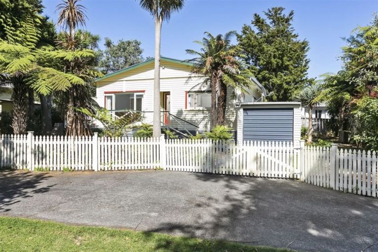 Photo of property in 1/18 Gill Avenue, Te Atatu Peninsula, Auckland, 0610