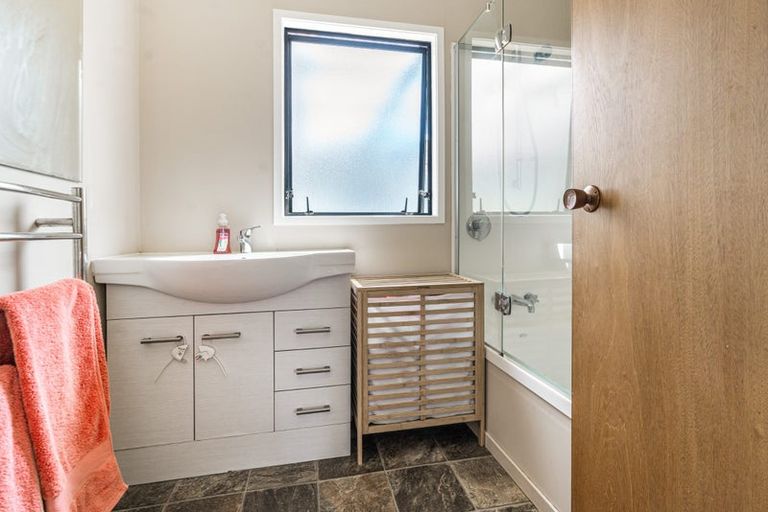 Photo of property in 50 Athena Drive, Totara Vale, Auckland, 0629