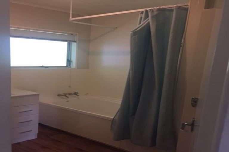 Photo of property in 1/22 Dunraven Place, Torbay, Auckland, 0630