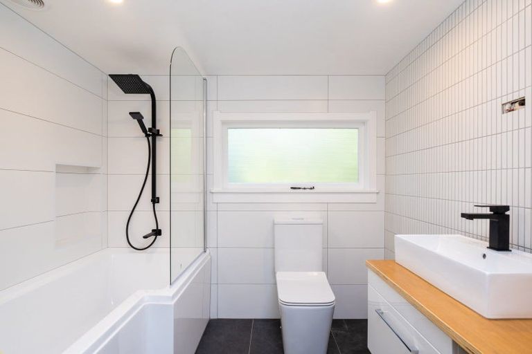 Photo of property in 2 Convent Road, Bluff Hill, Napier, 4110