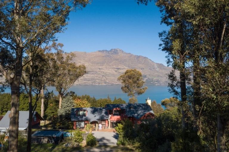 Photo of property in 75 Arawata Terrace, Sunshine Bay, Queenstown, 9300