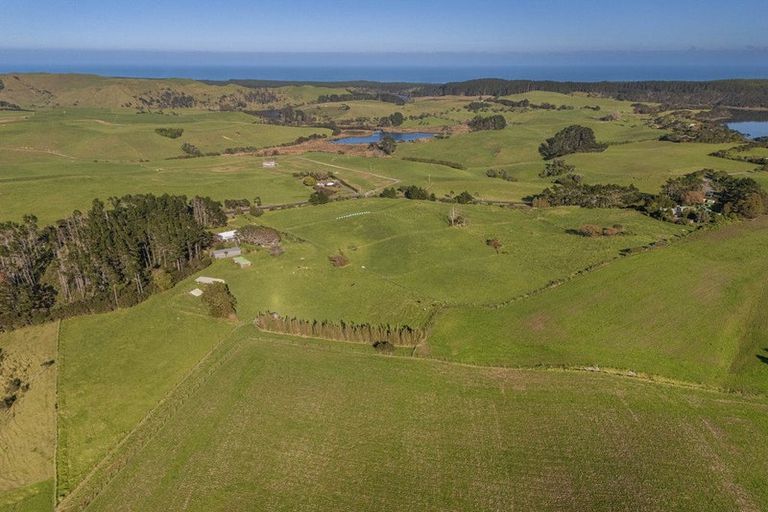 Photo of property in 2640 South Head Road, South Head, Helensville, 0874