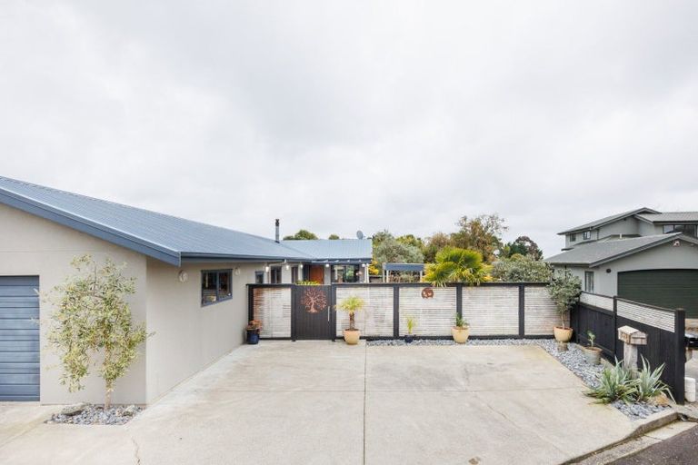 Photo of property in 23 Abby Road, Fitzherbert, Palmerston North, 4410