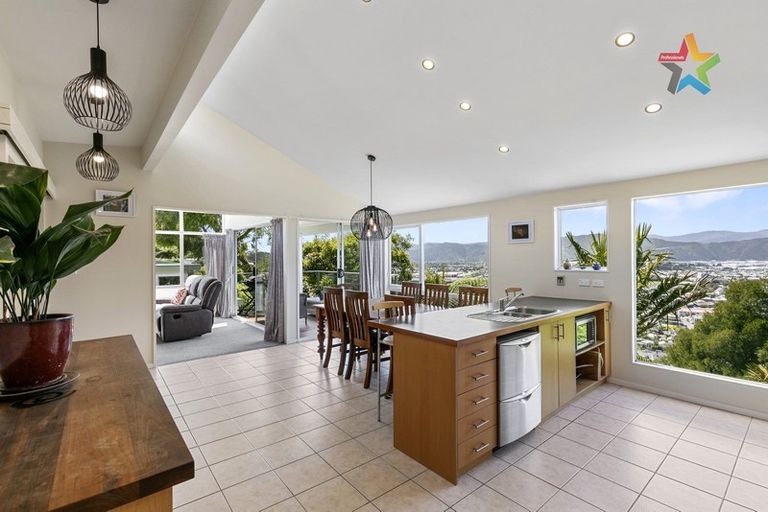 Photo of property in 27 Rakeiora Grove, Korokoro, Lower Hutt, 5012