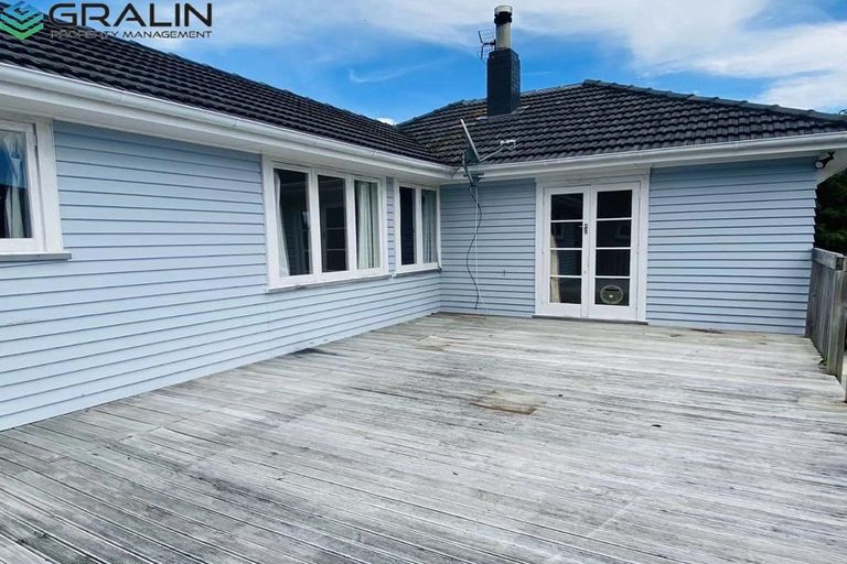 Photo of property in 5 Murray Road, Te Atatu Peninsula, Auckland, 0610