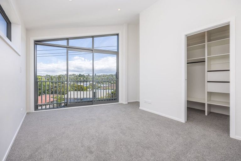 Photo of property in 1/94 Target Road, Totara Vale, Auckland, 0629