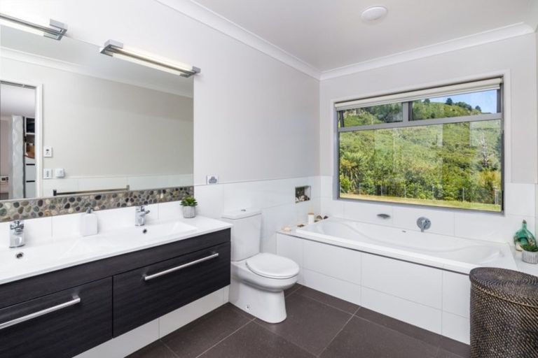 Photo of property in 13 Peregrine Place, Kinloch, Taupo, 3377
