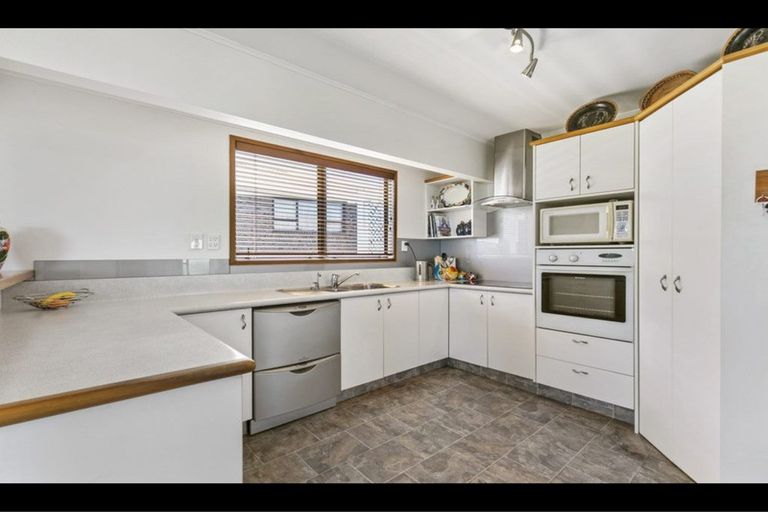 Photo of property in 19 Gwenand Place, Botany Downs, Auckland, 2010